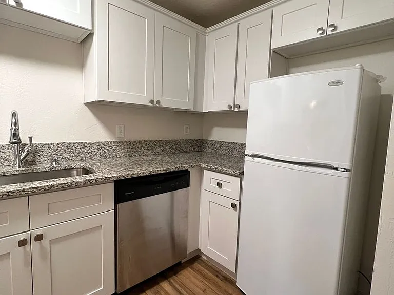 3930 Lake Grove Ave #1C — Photo 15