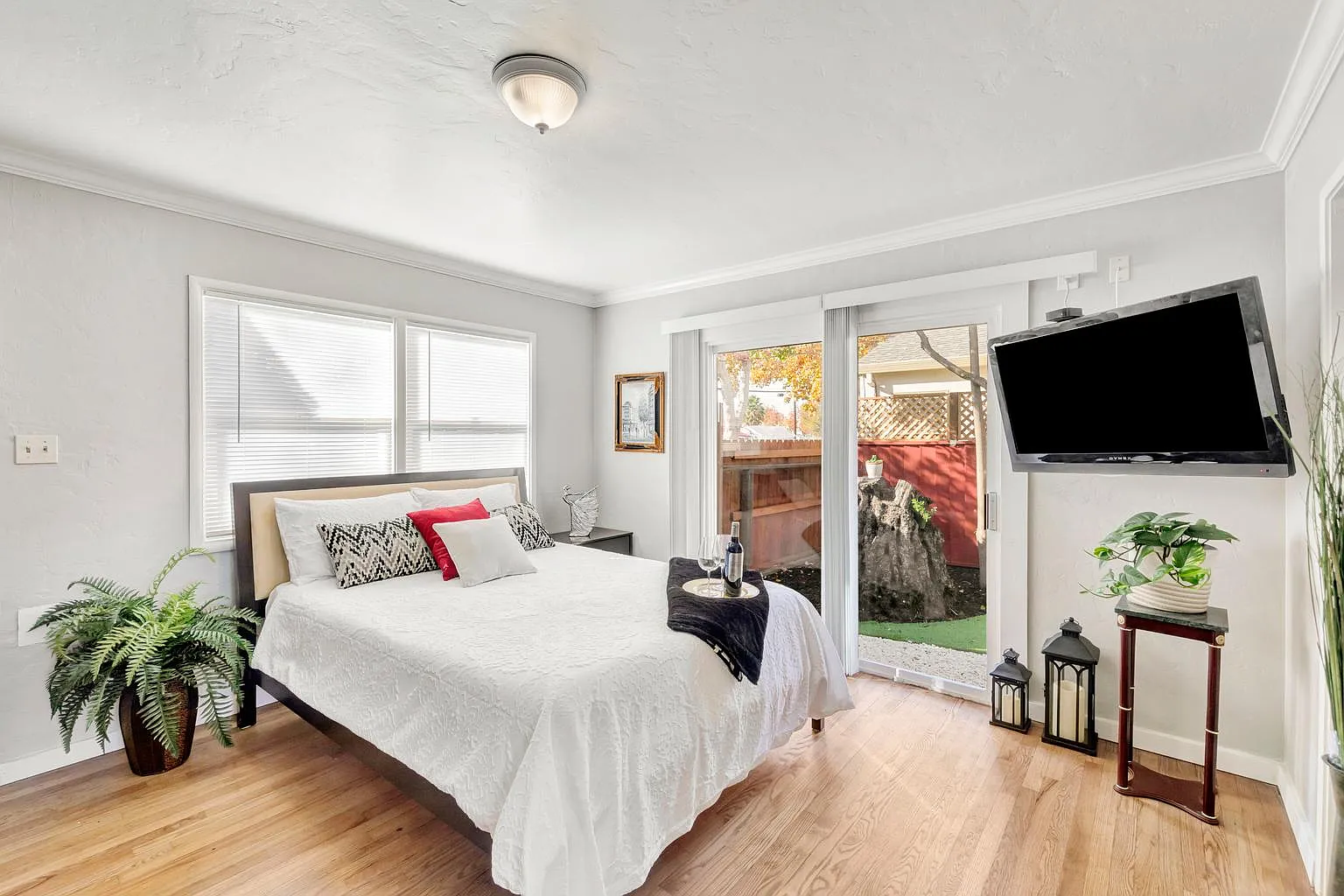 Studio, 560 sqft, $2,290 — Photo 1