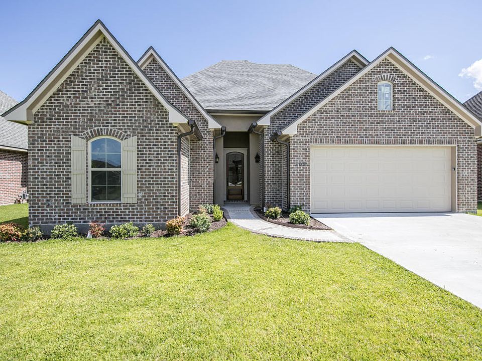 1st image of 302 Oak Hill Ln