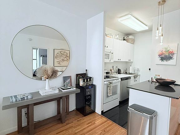 2nd image of 117 W 58th St APT 11E
