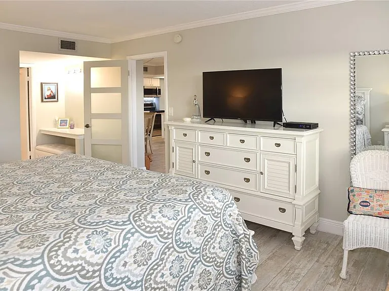 4900 Brittany Dr S #811 — Photo 17