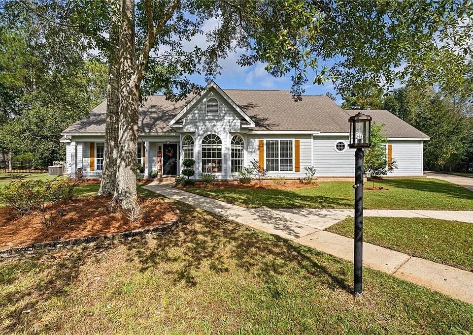 View of front facade featuring a front yard