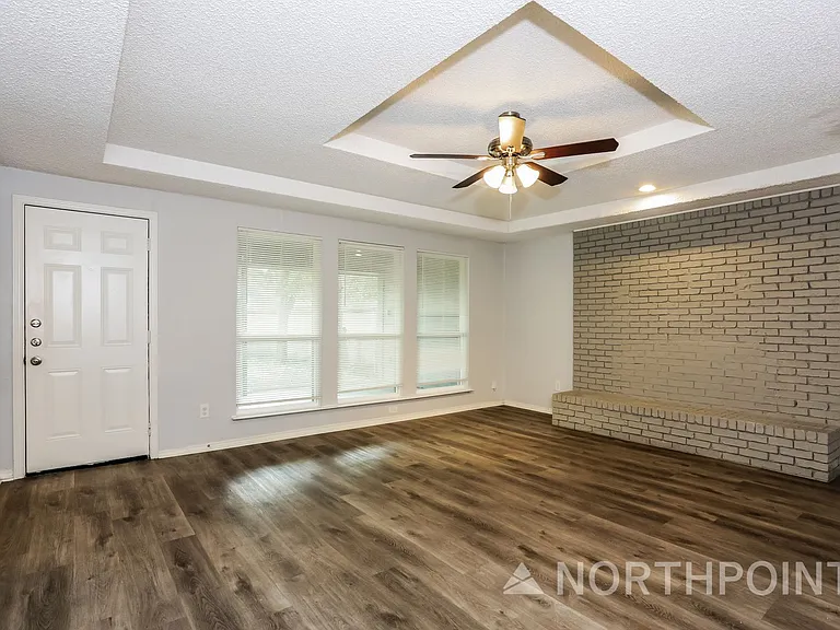 422 Ash Ln — Photo 2