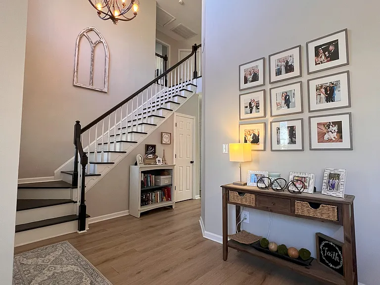 109 Barrie Ct — Photo 2
