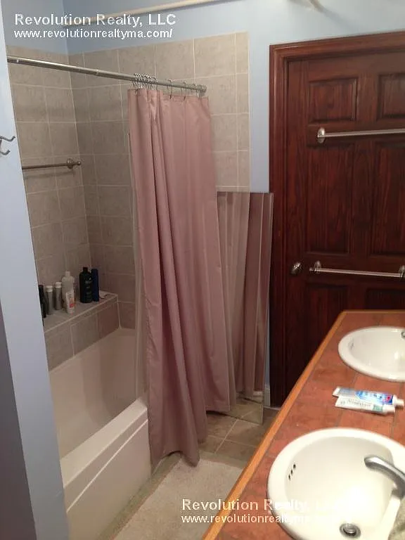 3 bed, 1.0 bath, 790 sqft, $2,700 — Photo 4