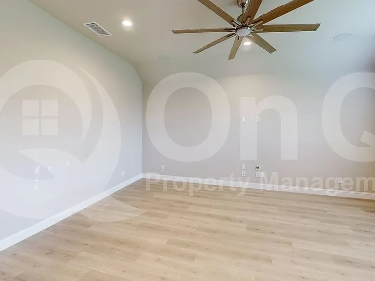 1005 Whitehall Ln — Photo 7