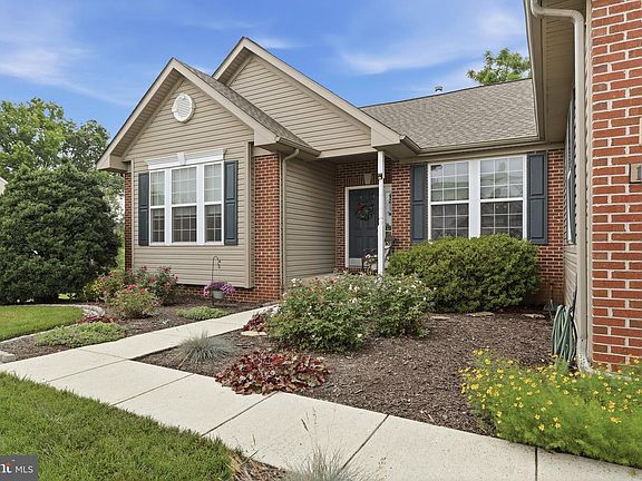 4th image of 1071 Crestwood Dr