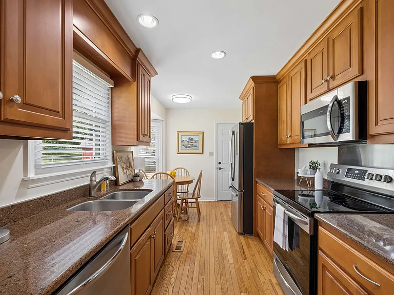 504 Riverview Dr — Photo 12