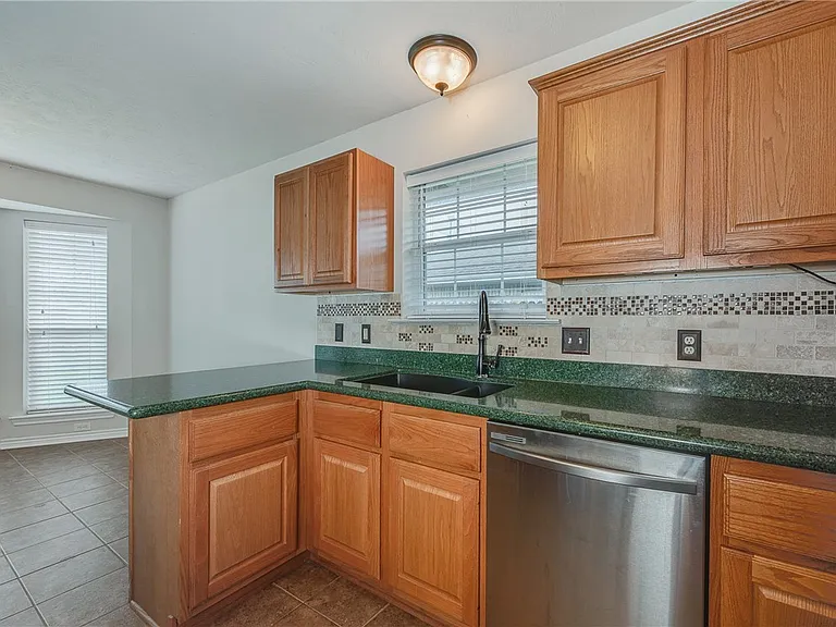 1207 Portsmouth Ct — Photo 10