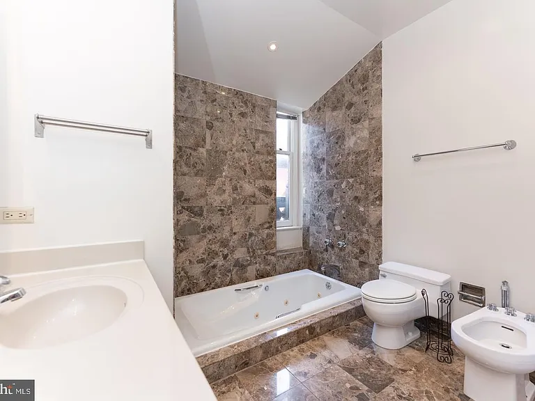2020 Walnut St #2032 — Photo 13
