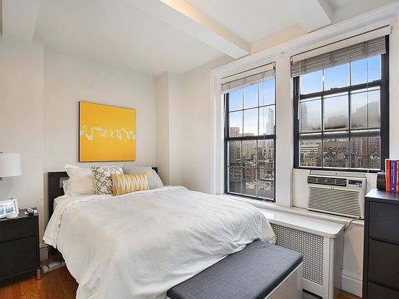 3rd image of 50 W 72nd St APT 1709