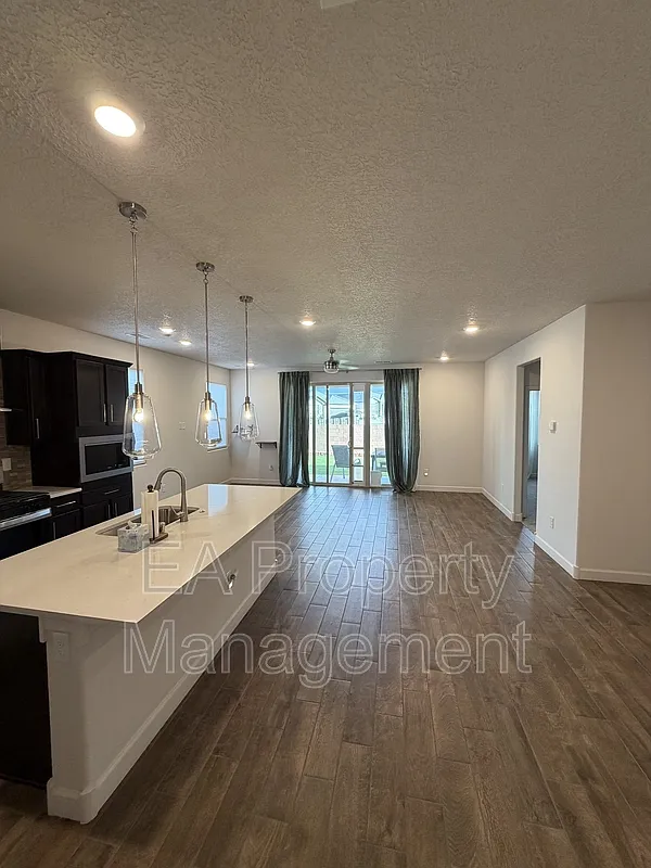 4 bed, 2.0 bath, 1697 sqft, $2,795 — Photo 4