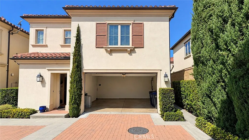 3 bed, 2.5 bath, 2060 sqft, $5,000 — Photo 2