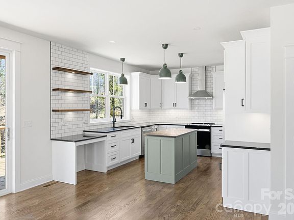 4th image of 22 Deep Woods Rd