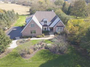 8 Crestview Ln, Lake Barrington, IL 60010