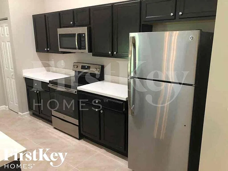 1692 SW Success St — Photo 3