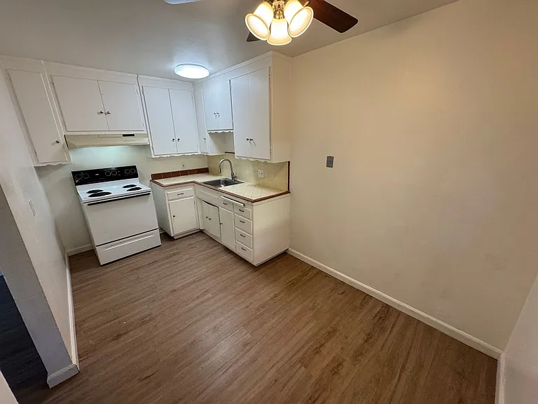 2727 V Street - Apts — Photo 8