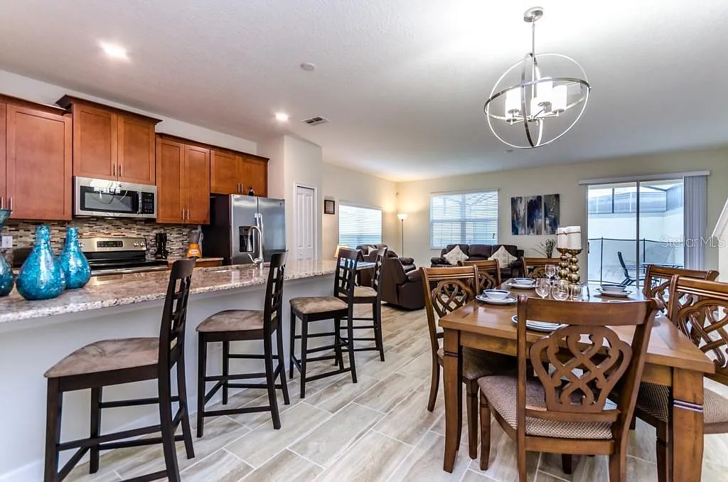 5 bed, 4.0 bath, 2072 sqft, $2,800 — Photo 2