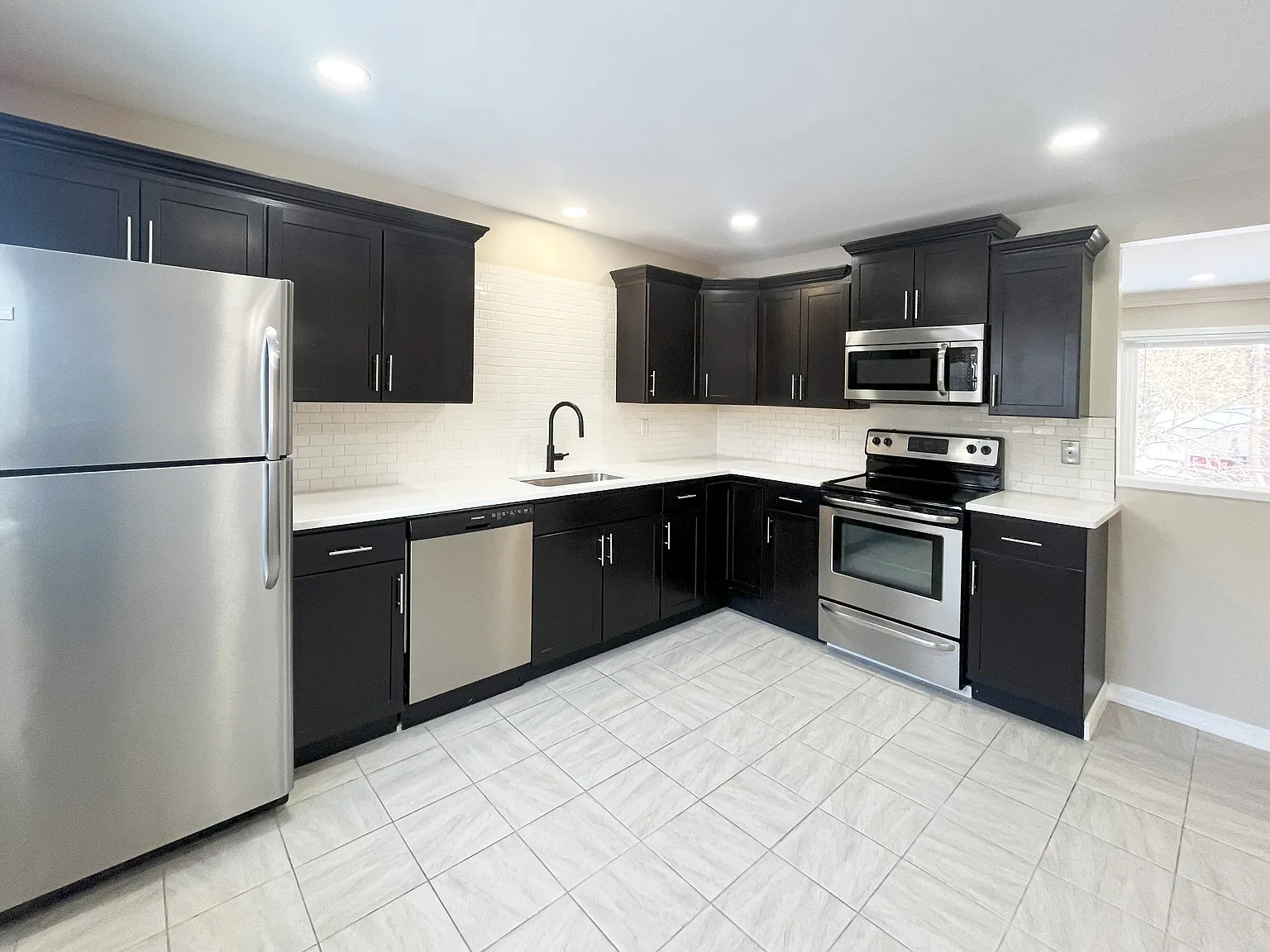 3 bed, 1.5 bath, 1300 sqft, $2,500 — Photo 2