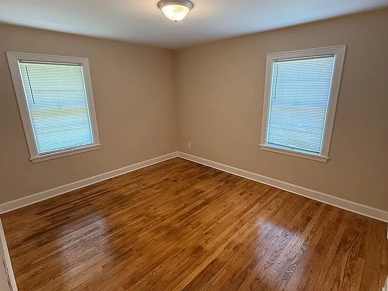 1704 Kenton St — Photo 6