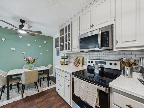 2801 Flag Ave N APT 222, New Hope, MN 55427