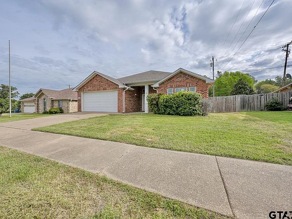 3rd image of 1035 Woodlands Park Dr