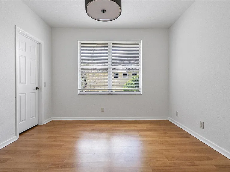 2013 Harbor View Cir — Photo 32