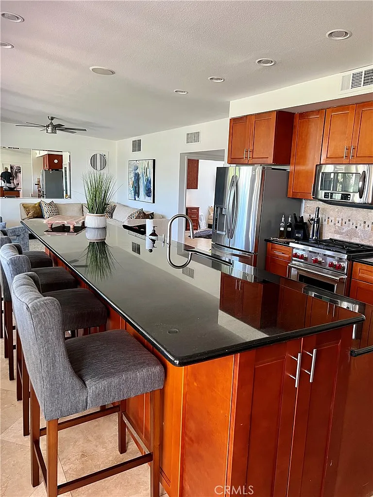 3 bed, 1280 sqft, $6,000 — Photo 2