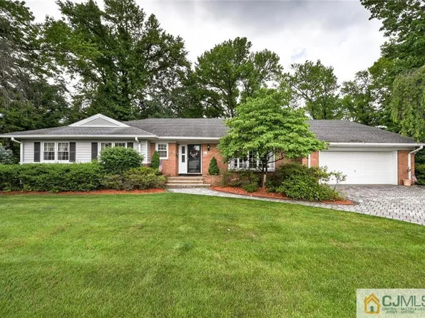 2 Taylor Dr, New Brunswick, NJ 08901