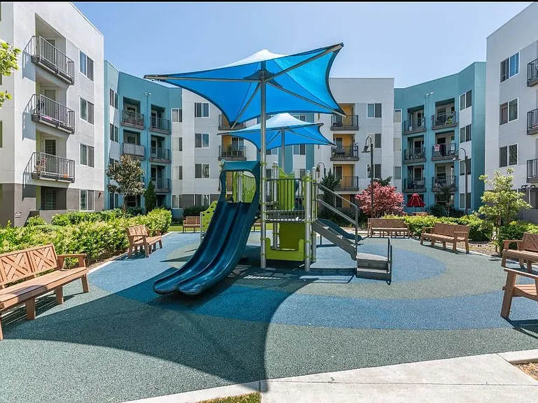 Charlotte Park — Photo 9