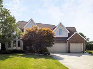 49 Hillside Pkwy, Lancaster, NY 14086