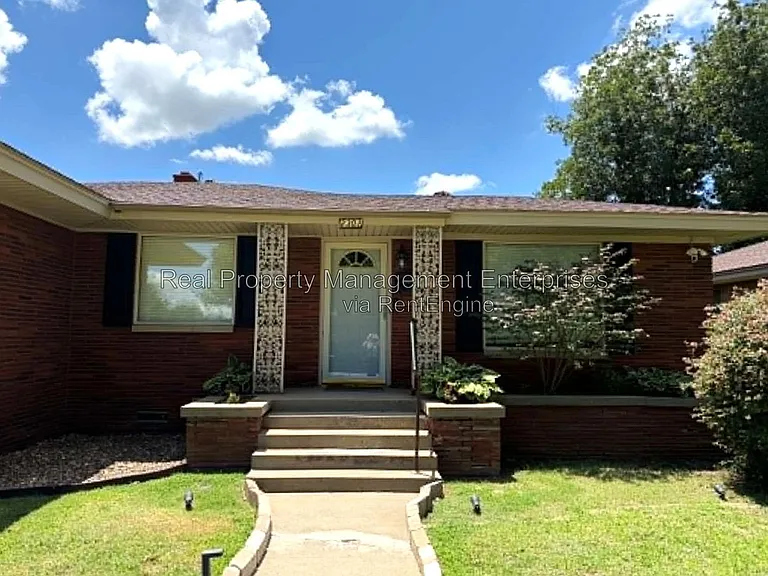 2301 N Warren Ave — Photo 2