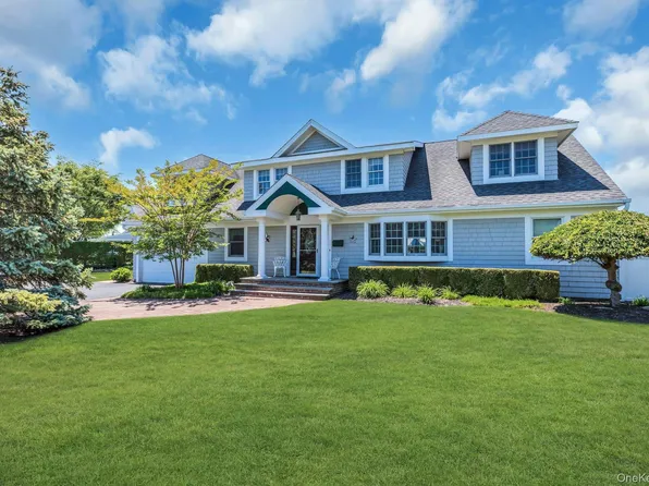 18 Beech Road, Islip, NY 11751