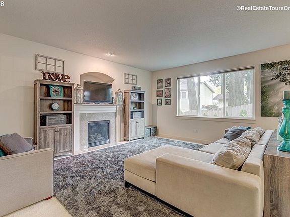 3rd image of 299 SE Highcreek Ln