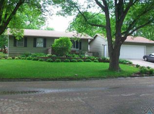 814 Executive Ave, Crooks, SD 57020