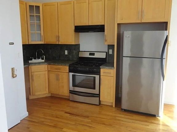 4th image of 329 Kosciuszko St APT 4R