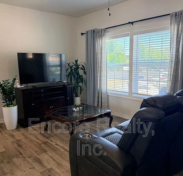 1061.5 E Bradley Ave — Photo 11