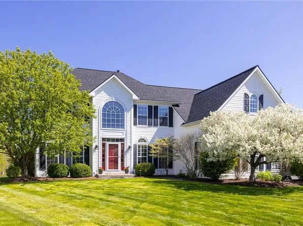 10 Leeds Cir, Pittsford, NY 14534