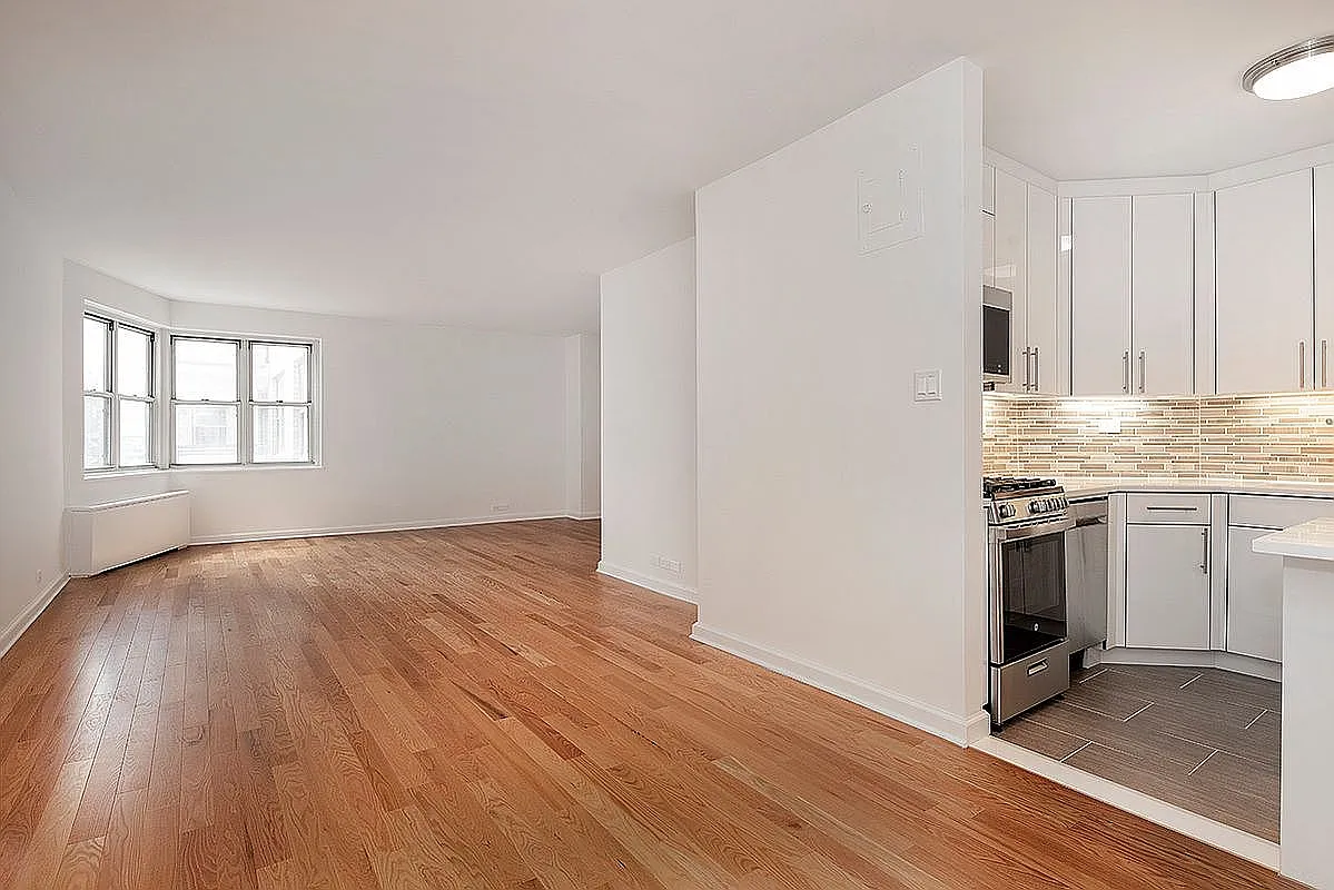 300 E 40th St APT 19L photo 1