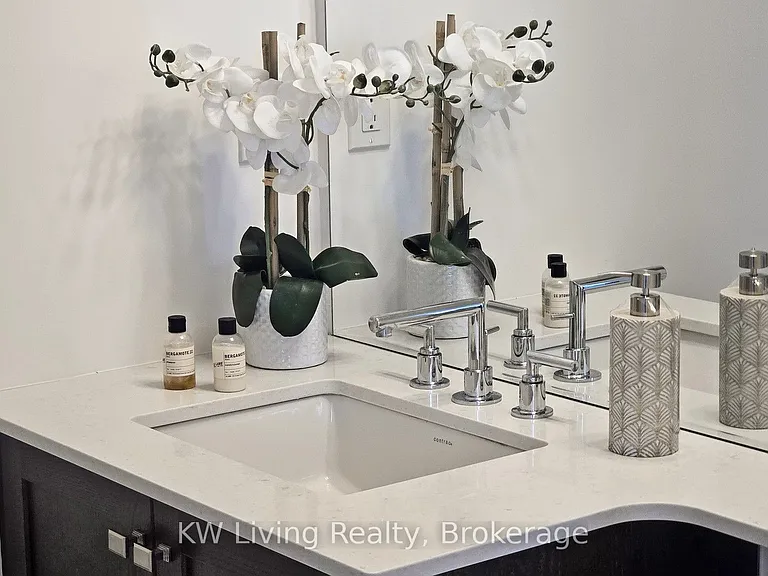 92 Giardina Cres — Photo 33