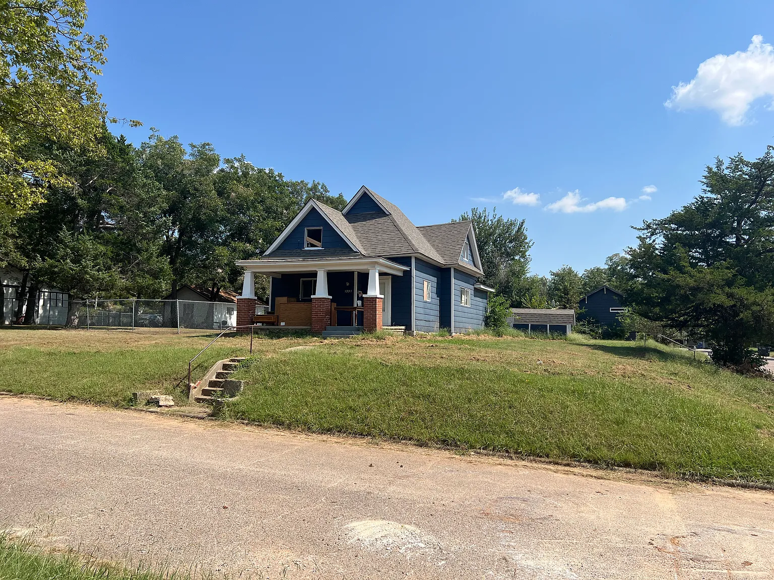 3 bed, 1.5 bath, 1642 sqft, $1,400 — Photo 1