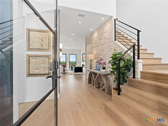 5th image of 1104 Summit Ridge Dr