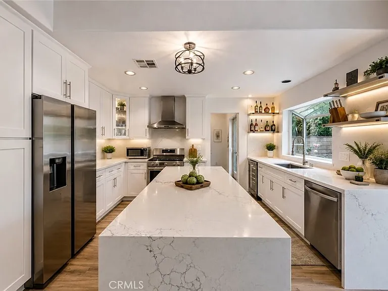 5807 Sylvia Ave — Photo 6