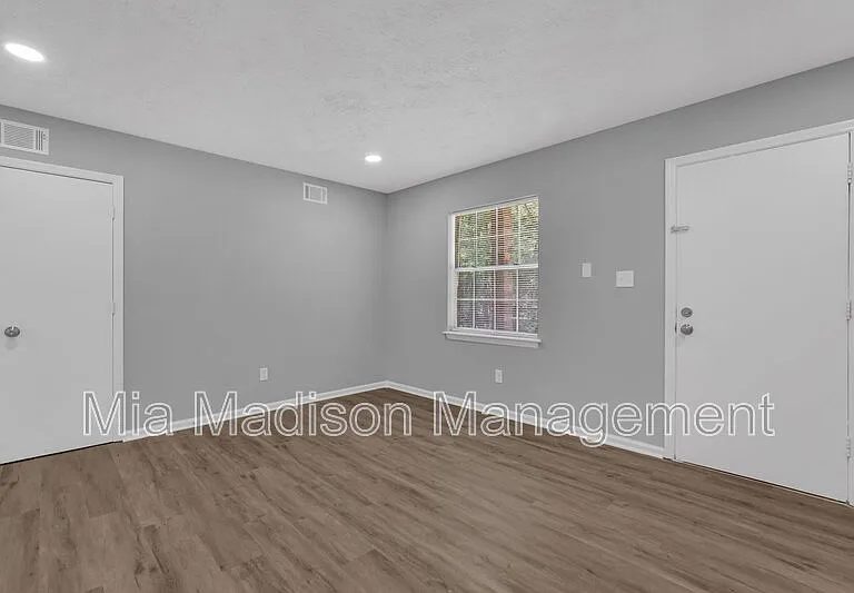 111 E Mell St #7 — Photo 7
