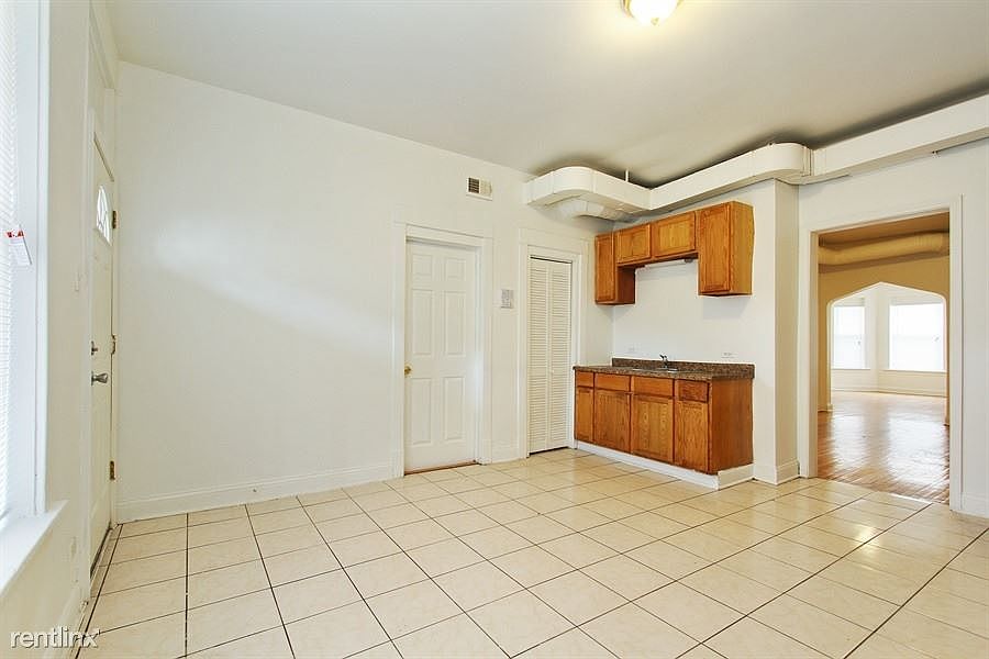 8257 S Coles Ave Apartments Chicago Kitchen_2