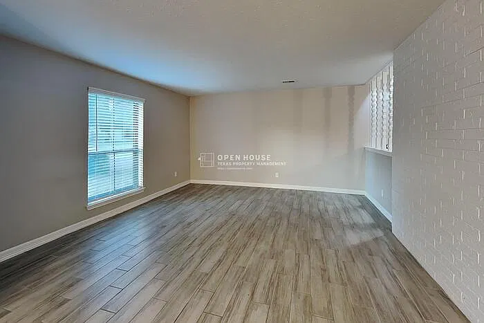 4 bed, 2.0 bath, 2510 sqft, $2,200 — Photo 3