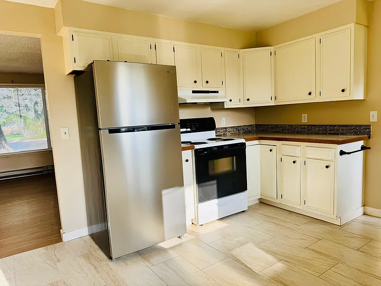 340 SW Deer St — Photo 4