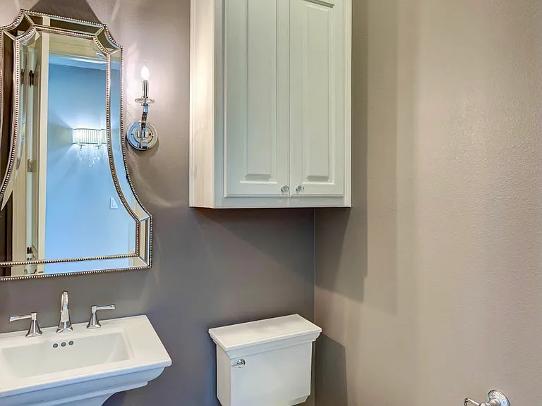 555 Canterbury Ln — Photo 16