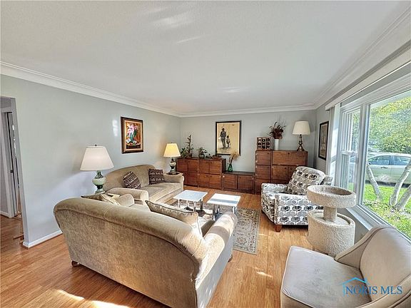 5th image of 1044 Village Dr