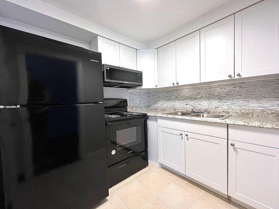 1st image of 600 76th Ave N #106U